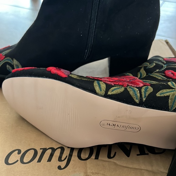 10.5 wide comfort view embroidered black boots.  Brand new in the box,beautiful. - Picture 3 of 4